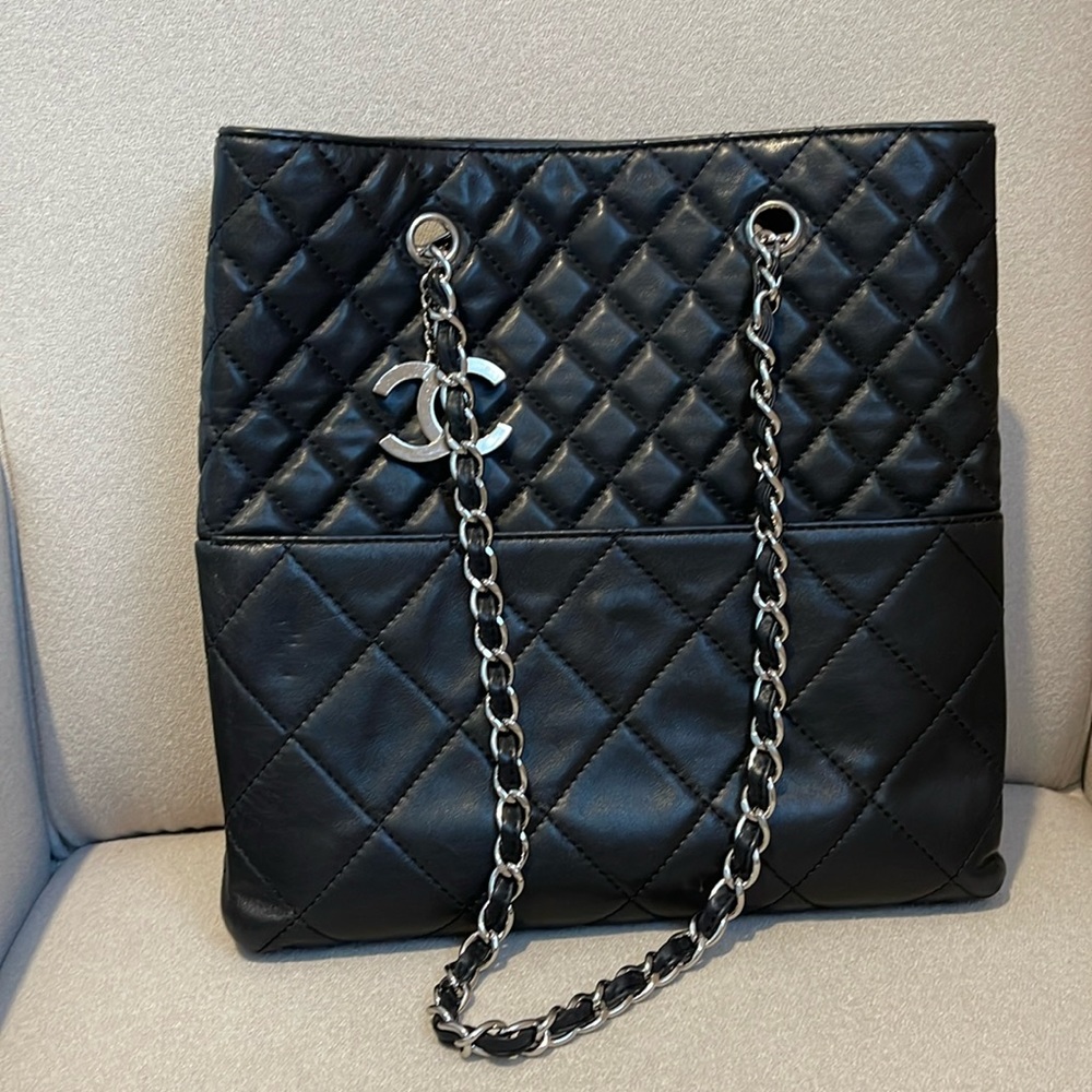 Authentic Chanel Tote bag. Black lamb leather.